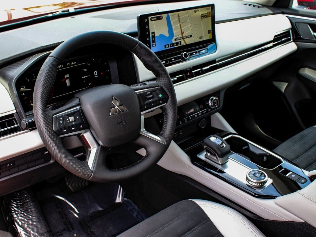 2025 Mitsubishi Outlander SE - Photo 15