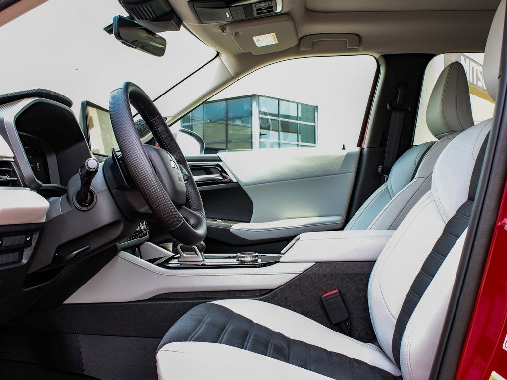 2025 Mitsubishi Outlander SE - Photo 31