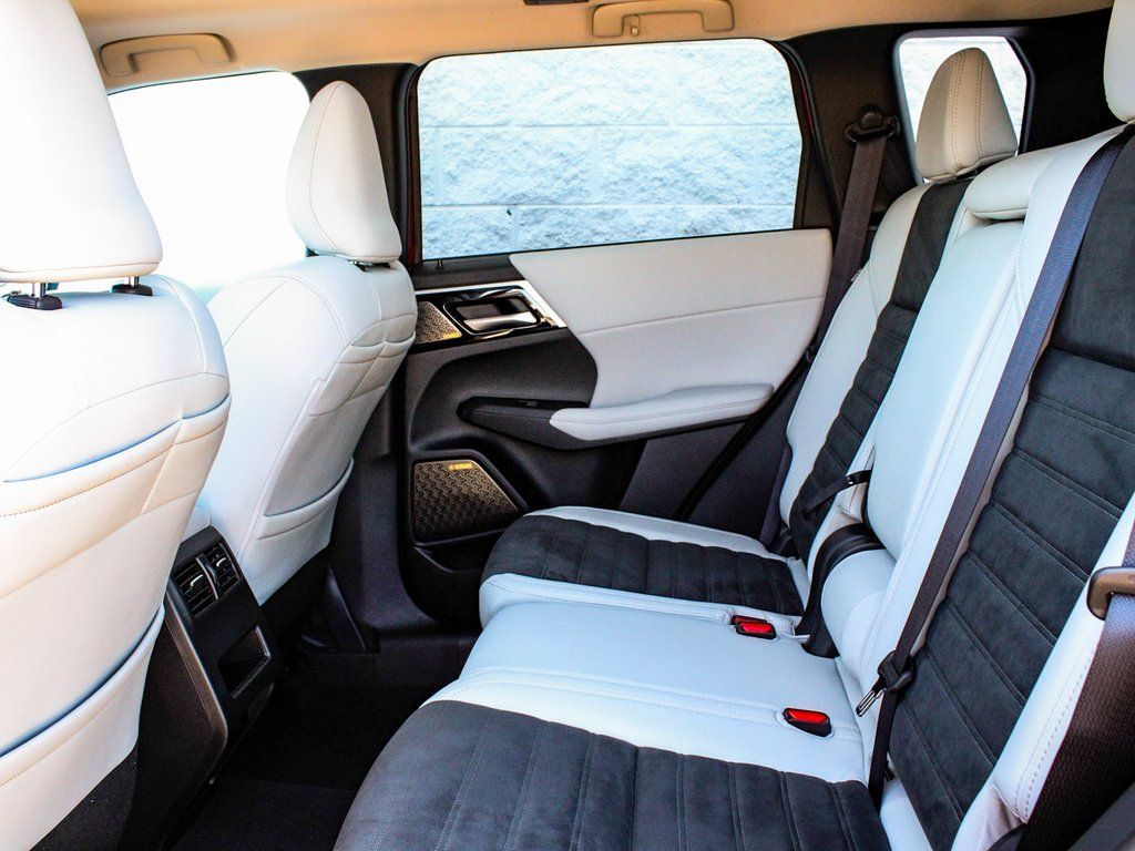 2025 Mitsubishi Outlander SE - Photo 34