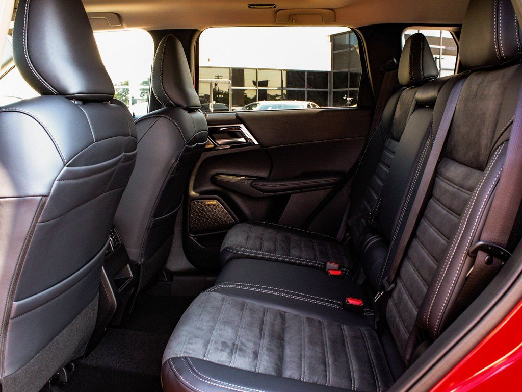 2025 Mitsubishi Outlander SE - Photo 34