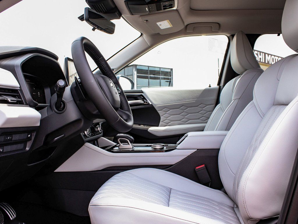 2025 Mitsubishi Outlander SEL Platinum Edition - Photo 33