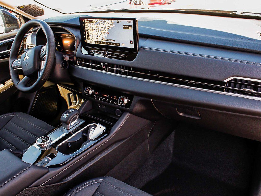 2025 Mitsubishi Outlander SE - Photo 43