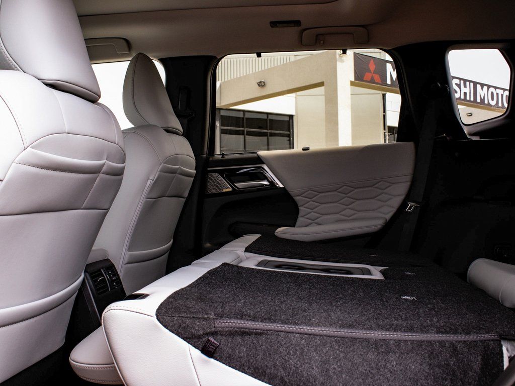 2025 Mitsubishi Outlander SEL Platinum Edition - Photo 37