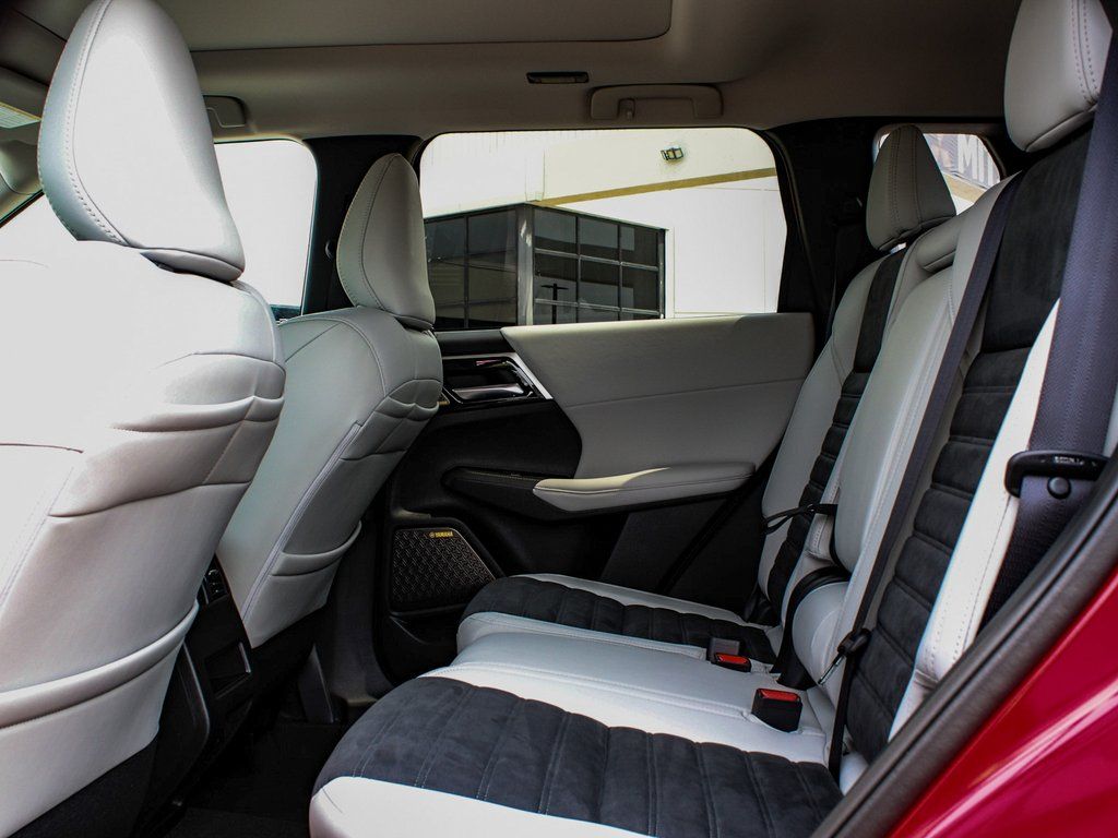 2025 Mitsubishi Outlander SE - Photo 34