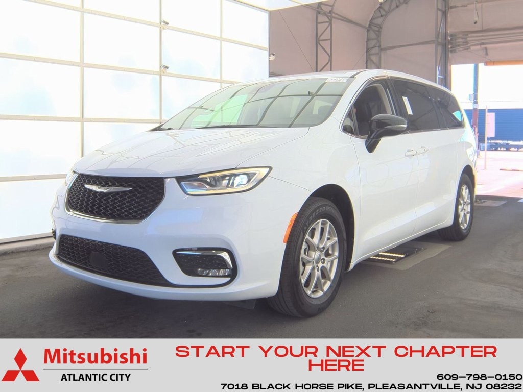 2024 Chrysler Pacifica Touring L's photo