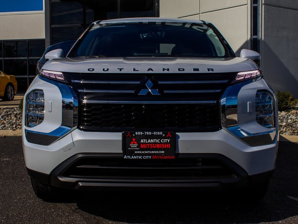 2025 Mitsubishi Outlander ES photo 2