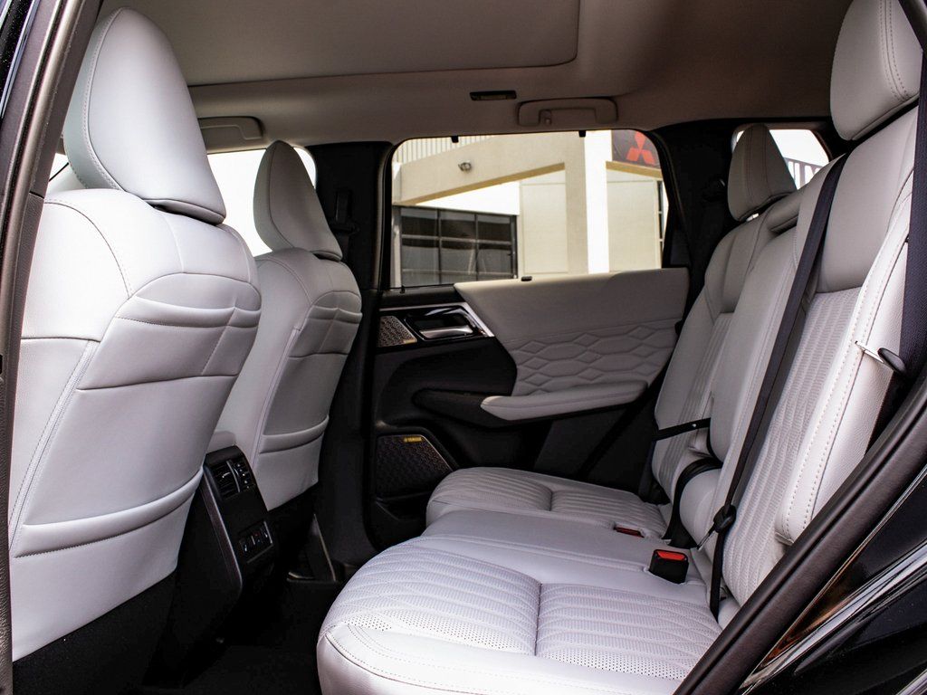 2025 Mitsubishi Outlander SEL Platinum Edition - Photo 36