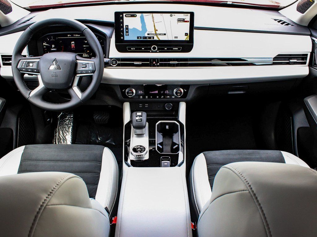 2025 Mitsubishi Outlander SE - Photo 36