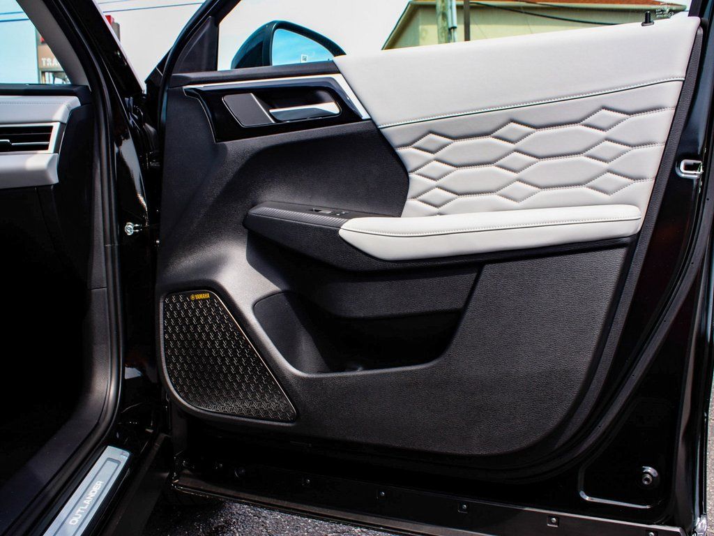 2025 Mitsubishi Outlander SEL Platinum Edition - Photo 13