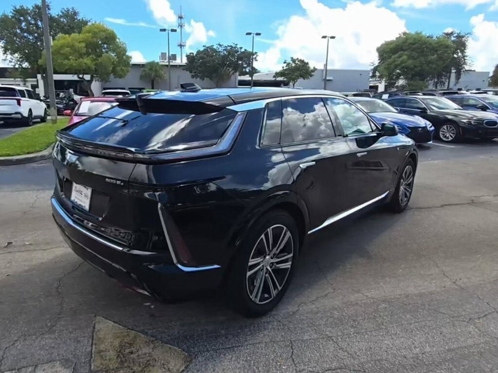 2023 Cadillac Lyriq Luxury photo 2