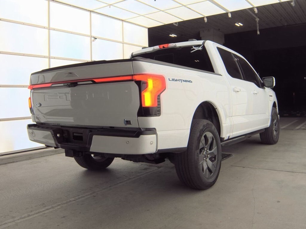 2023 Ford F-150 Lightning Lariat photo 2