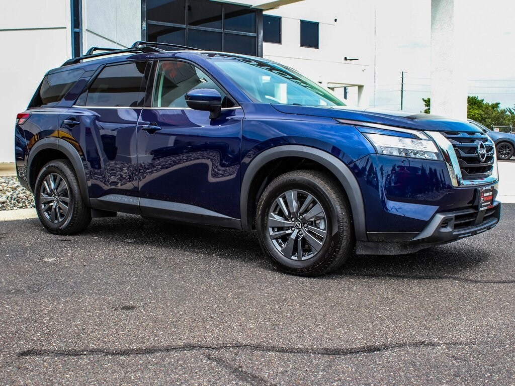 2022 Nissan Pathfinder SV photo 3