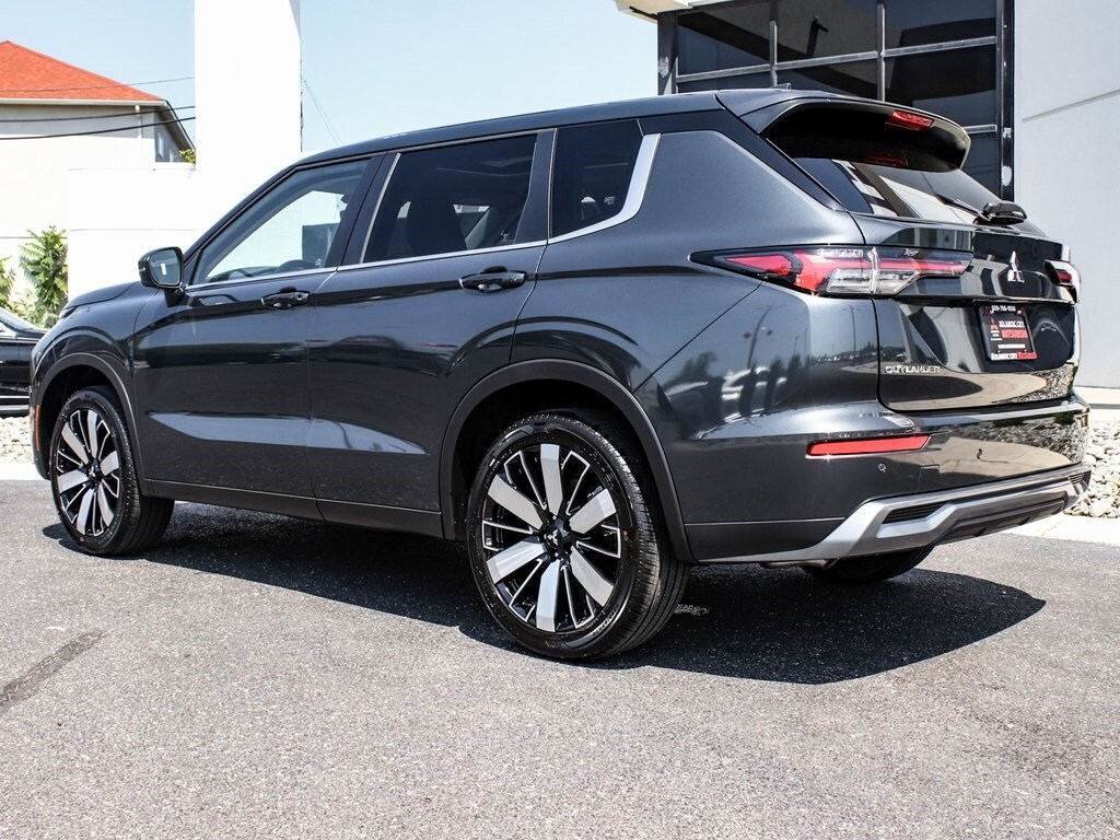 2025 Mitsubishi Outlander SE photo 4