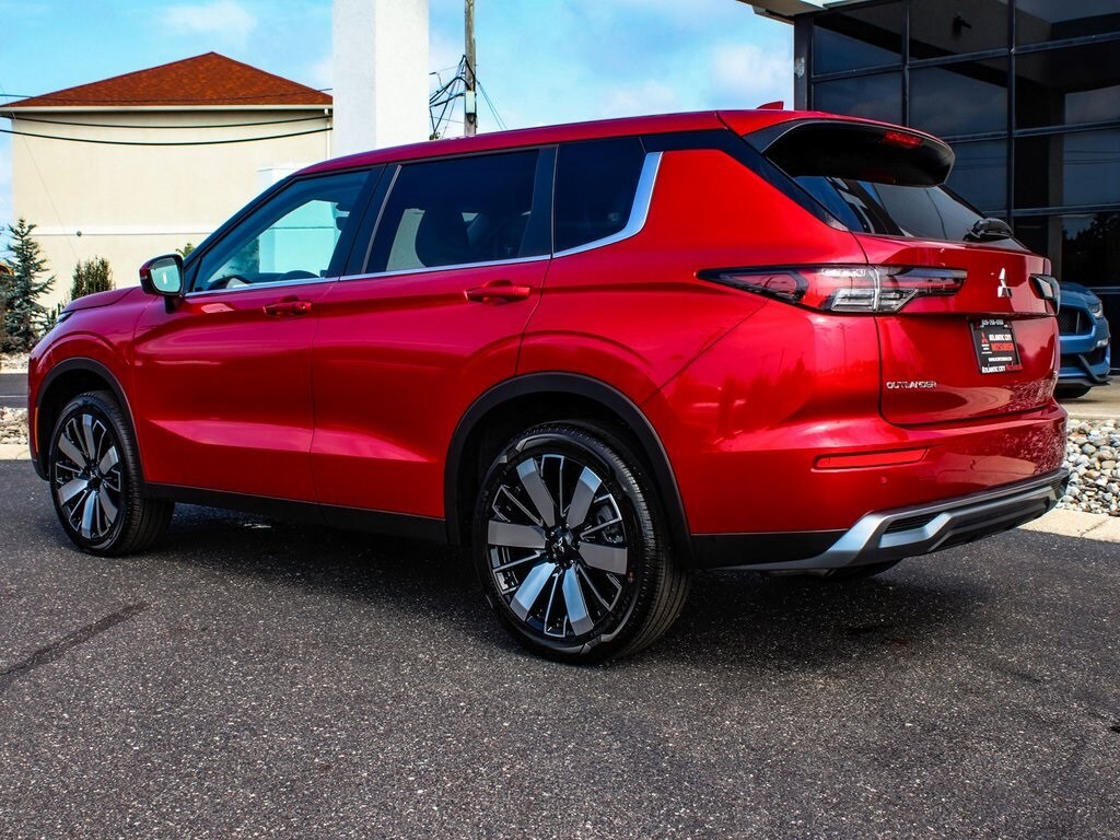 2025 Mitsubishi Outlander SE photo 4