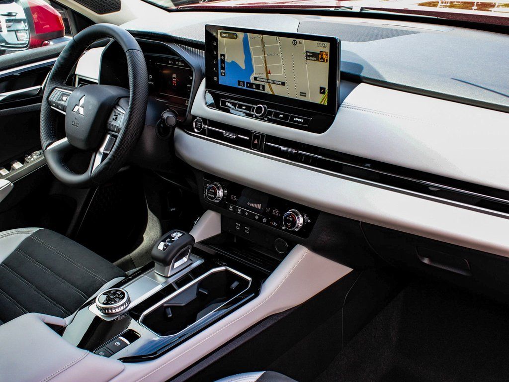 2025 Mitsubishi Outlander SE - Photo 43