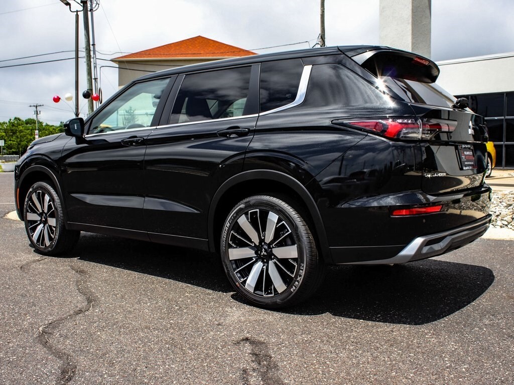 2025 Mitsubishi Outlander SE photo 4