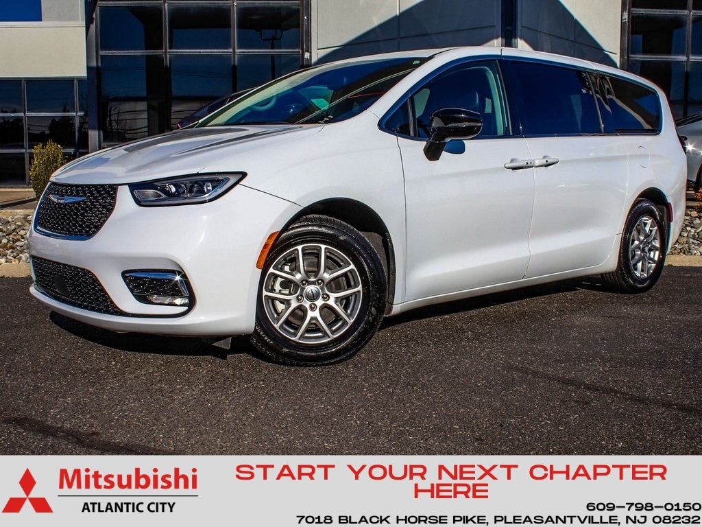 2024 Chrysler Pacifica Touring L's photo