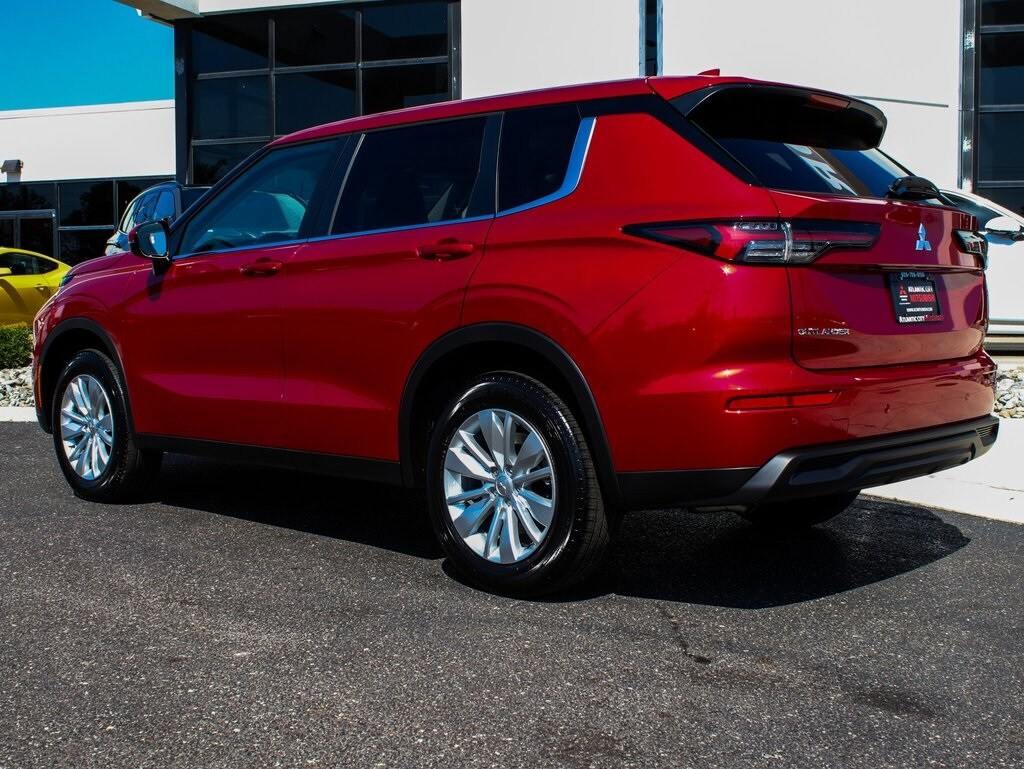 2025 Mitsubishi Outlander ES photo 4