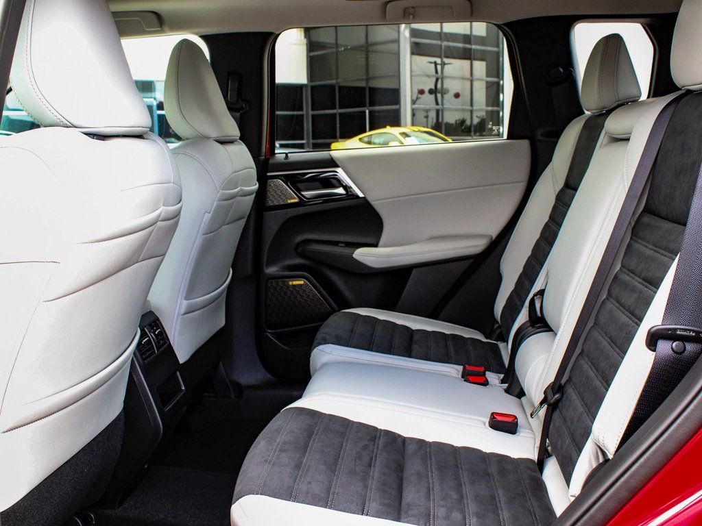 2025 Mitsubishi Outlander SE - Photo 34
