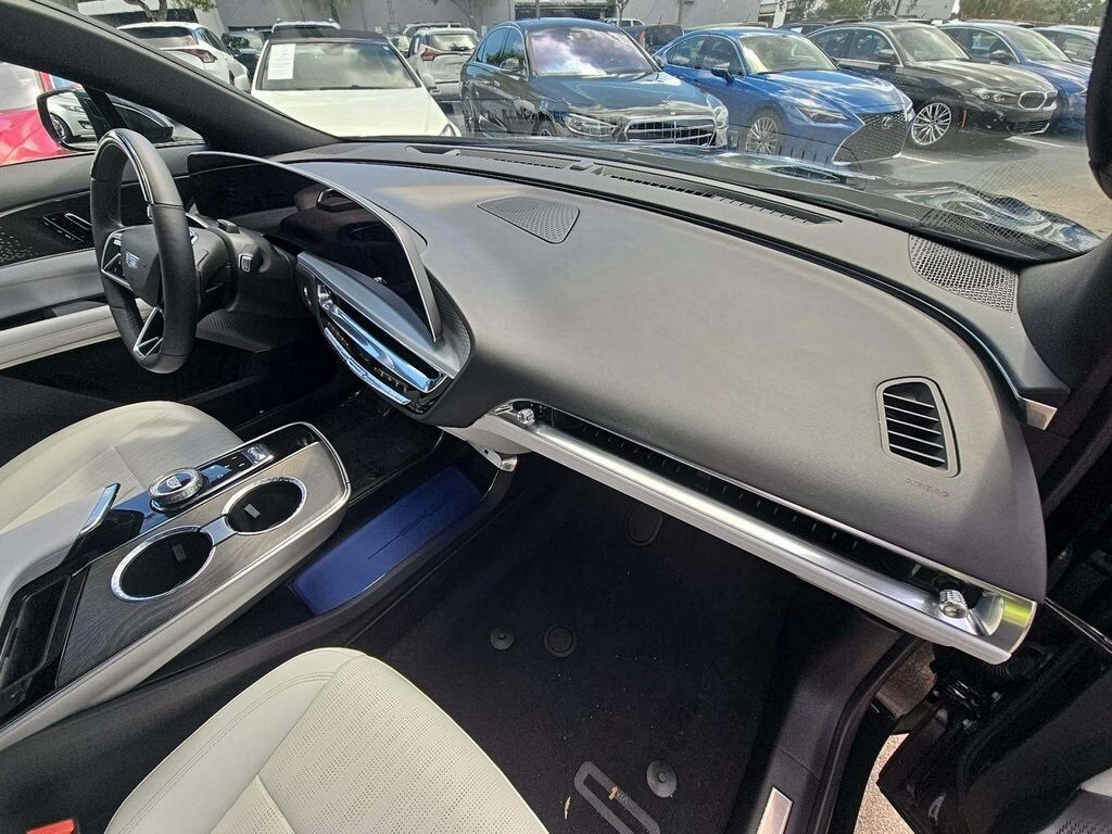 2023 Cadillac Lyriq Luxury photo 3