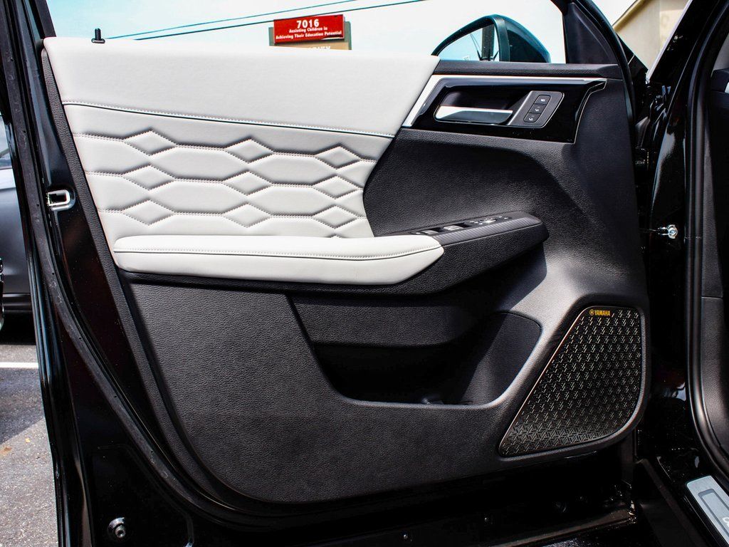 2025 Mitsubishi Outlander SEL Platinum Edition - Photo 8