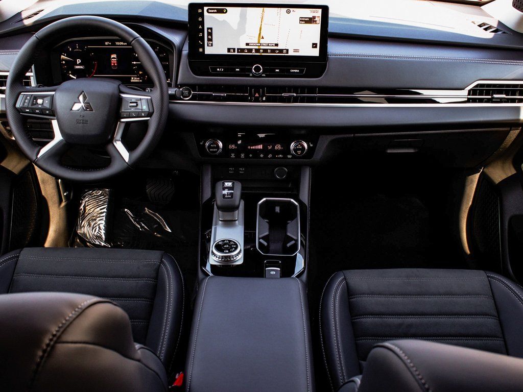 2025 Mitsubishi Outlander SE - Photo 37