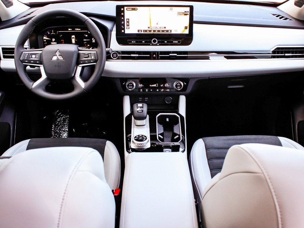 2025 Mitsubishi Outlander SE - Photo 36