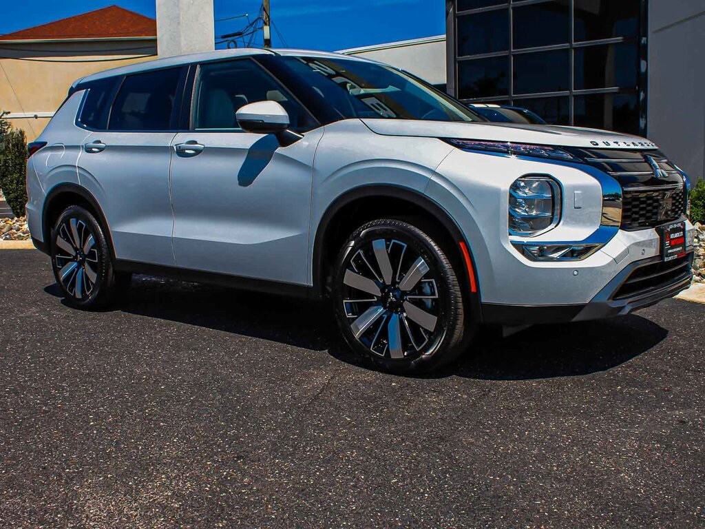 2025 Mitsubishi Outlander SE photo 3