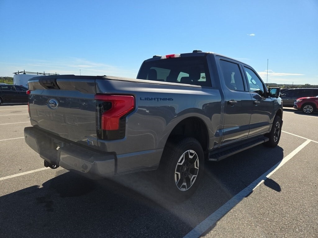 2023 Ford F-150 Lightning XLT photo 2