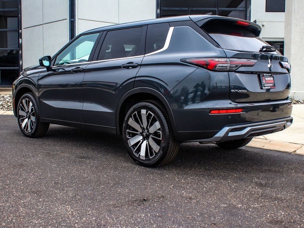 2025 Mitsubishi Outlander SE photo 4