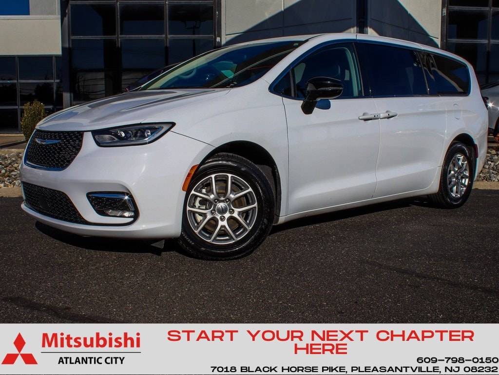 2024 Chrysler Pacifica Touring L's photo