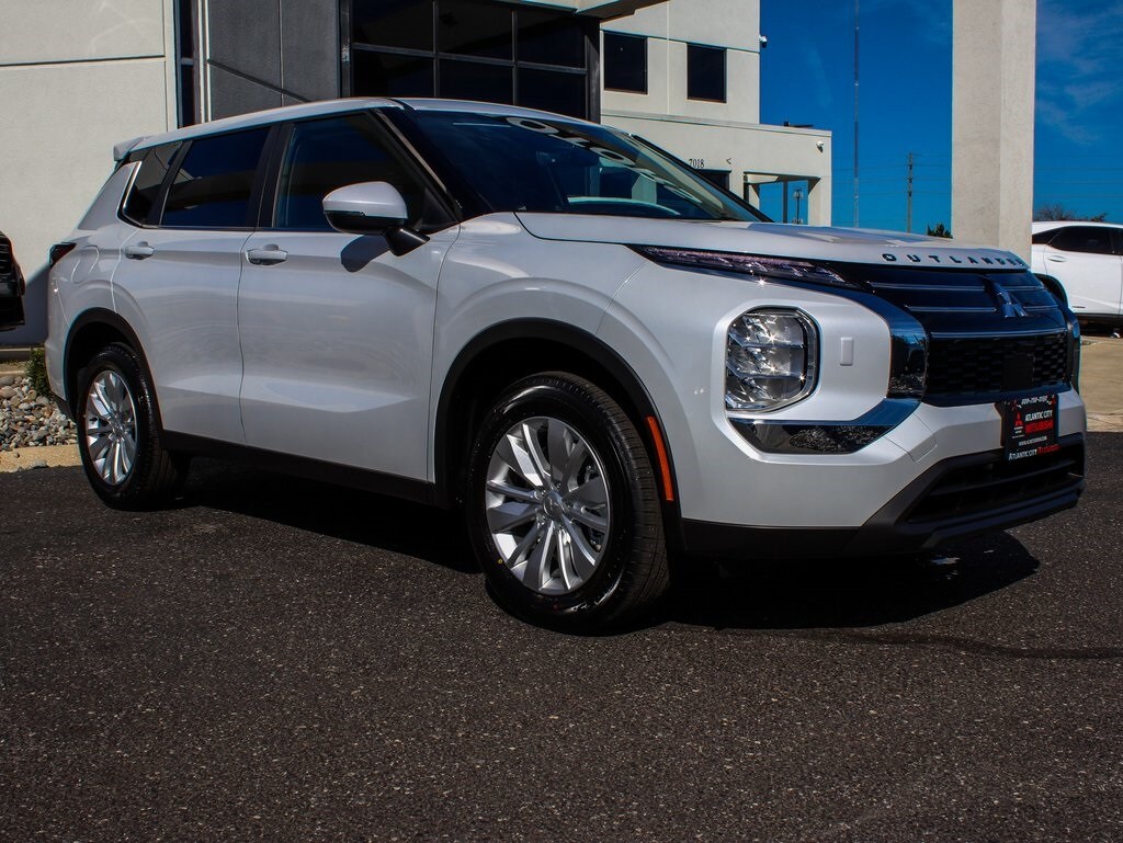 2025 Mitsubishi Outlander ES photo 3