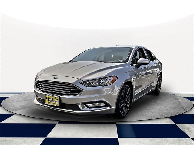 Used 2018 Ford Fusion SE with VIN 3FA6P0HD8JR135215 for sale in West Islip, NY