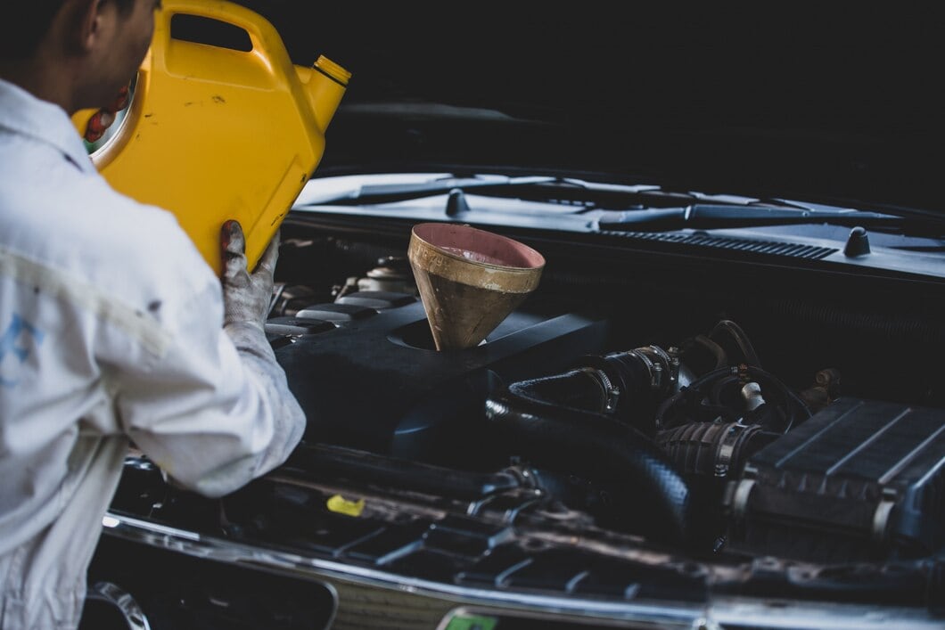 close-up-auto-mechanic-hand-pouring-replacing-fresh-oil-into-car-engine-auto-repair-garage-automobile-maintenance-industry-concept_1150-16578.jpg
