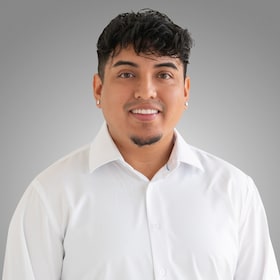 Staff member Klever Tacuri from ID_1c21315e64be