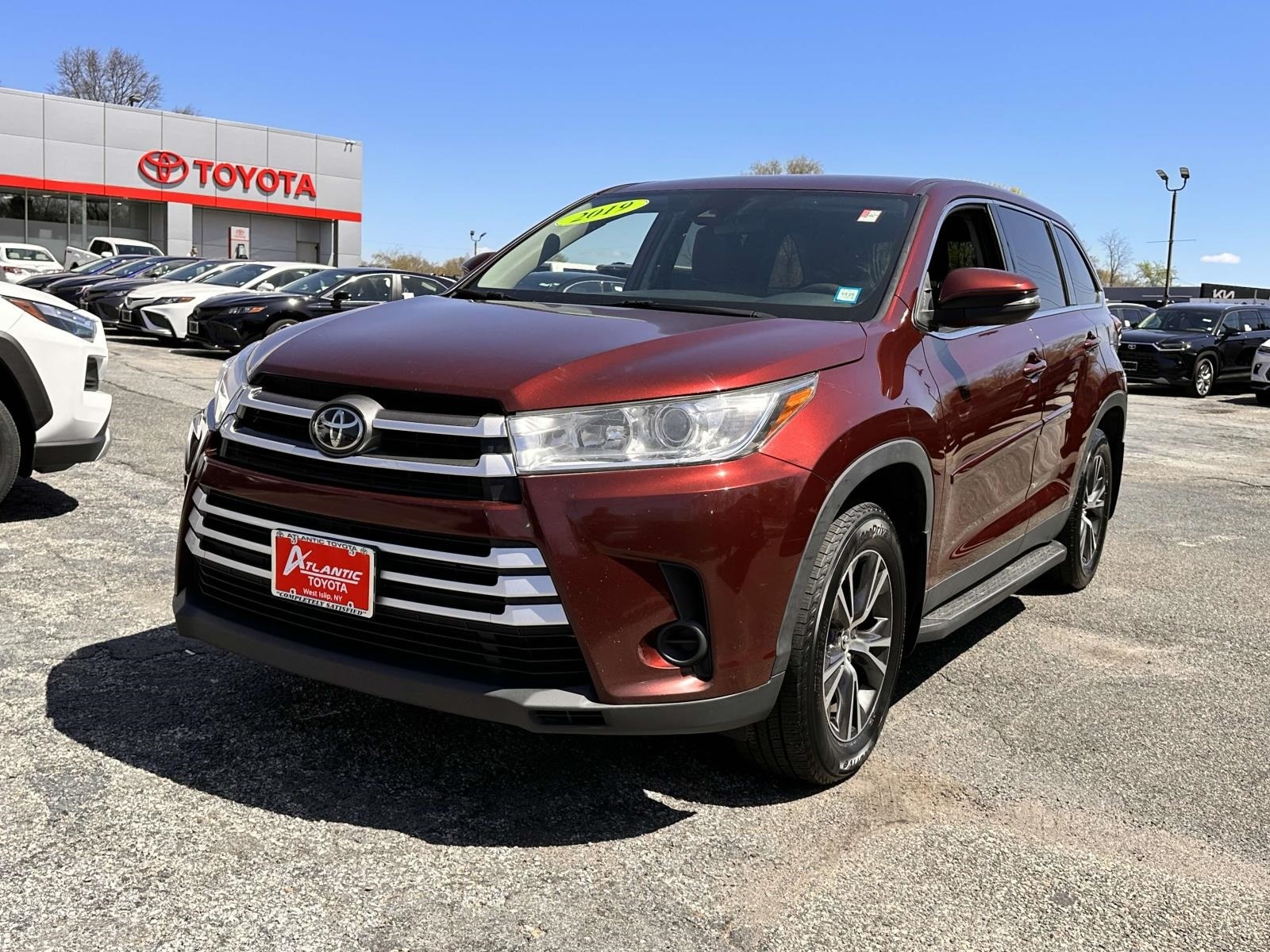 Used 2019 Toyota Highlander LE with VIN 5TDBZRFH5KS917452 for sale in West Islip, NY