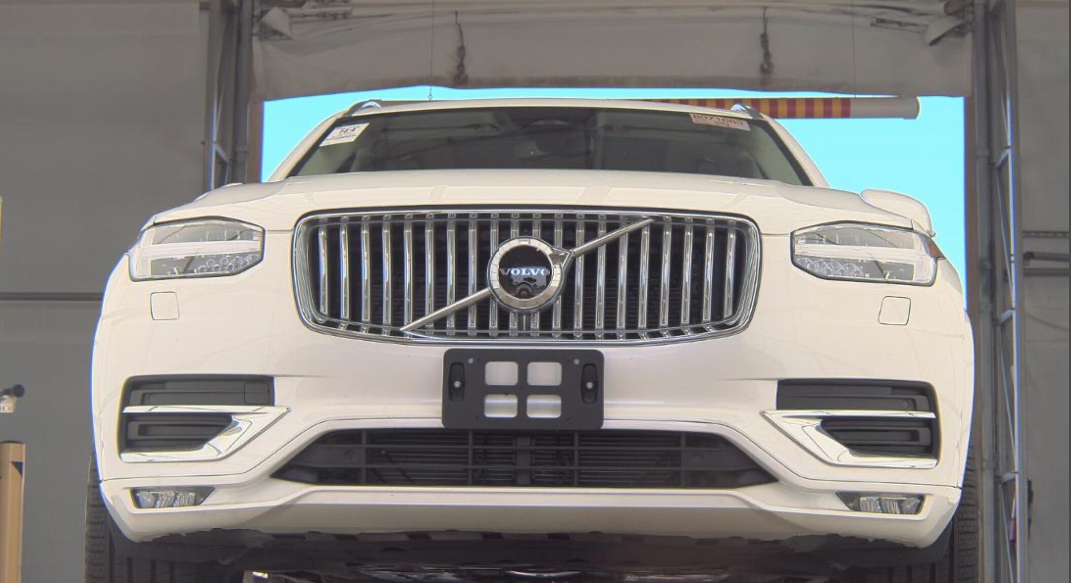 2025 Volvo XC90 B5 Plus photo 2