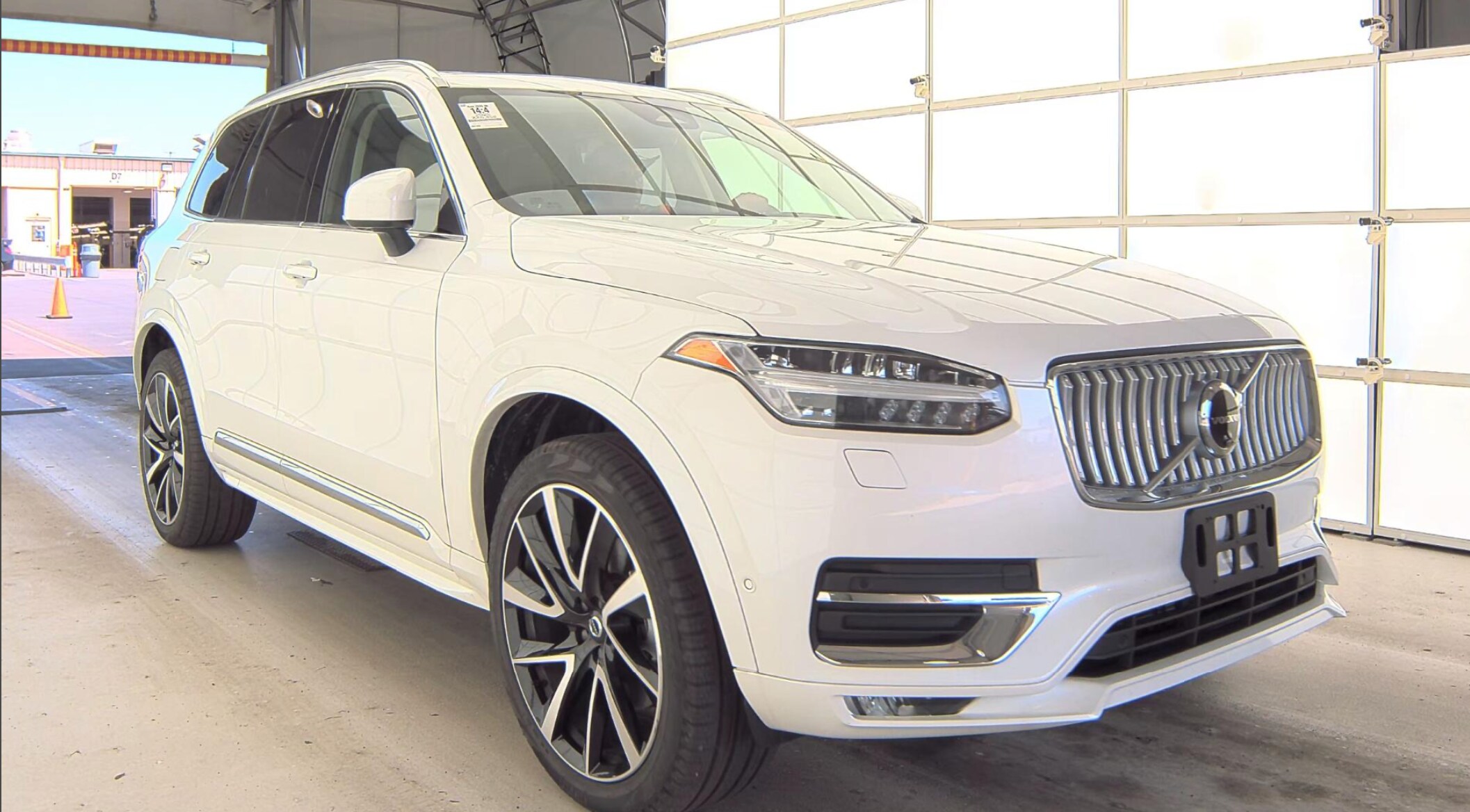 2025 Volvo XC90 B5 Plus photo 3