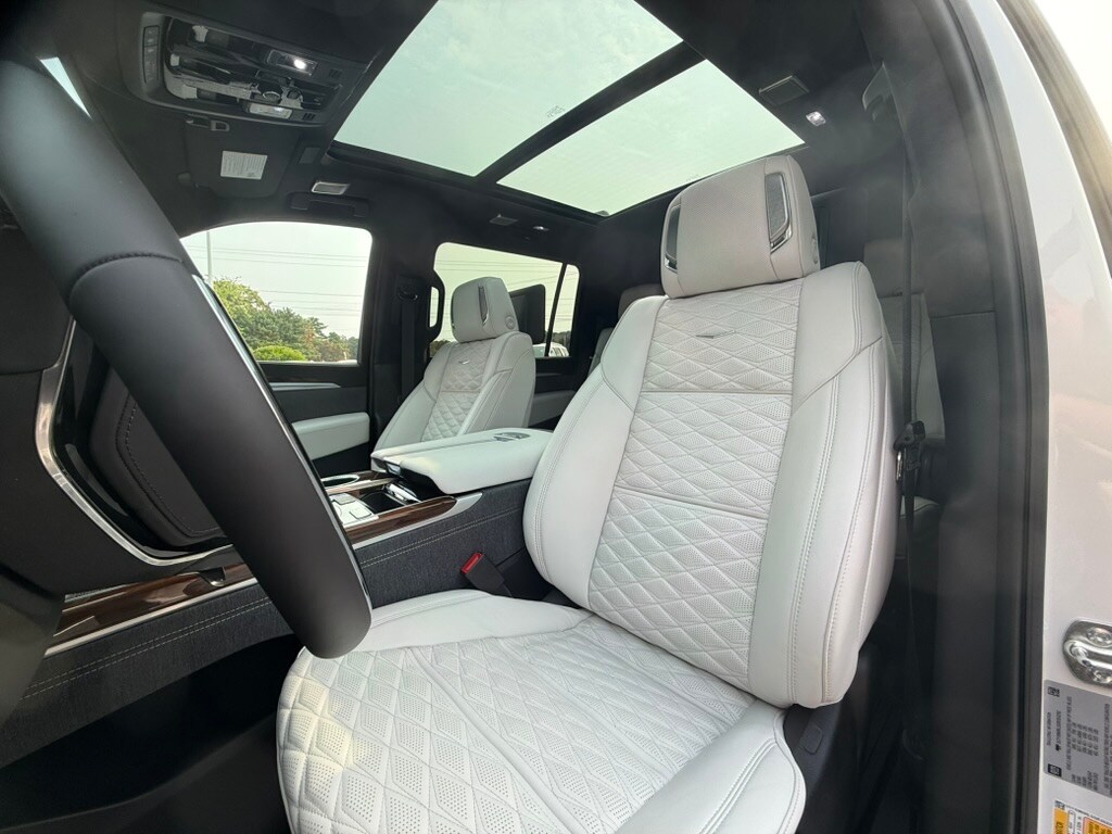 2025 Cadillac Escalade ESV Premium Luxury Platinum photo 2