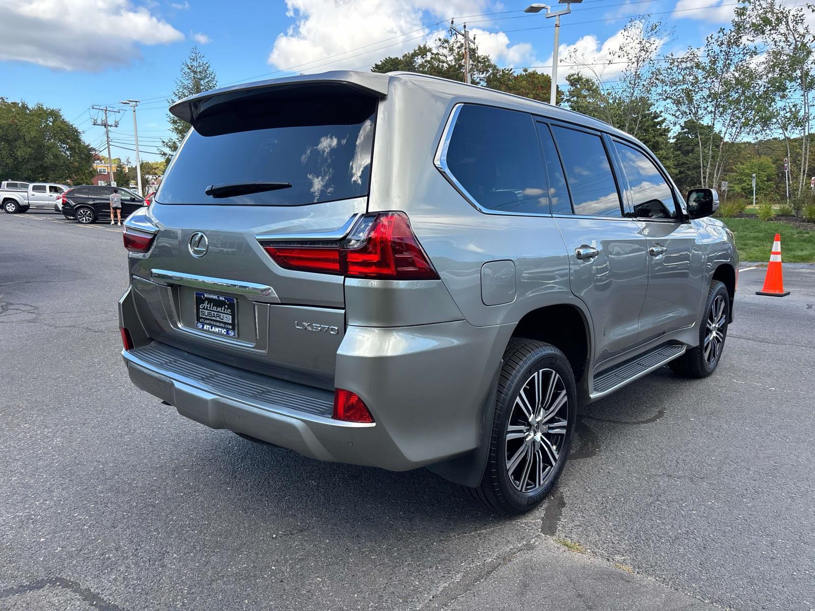 2021 Lexus LX 570 Luxury photo 3
