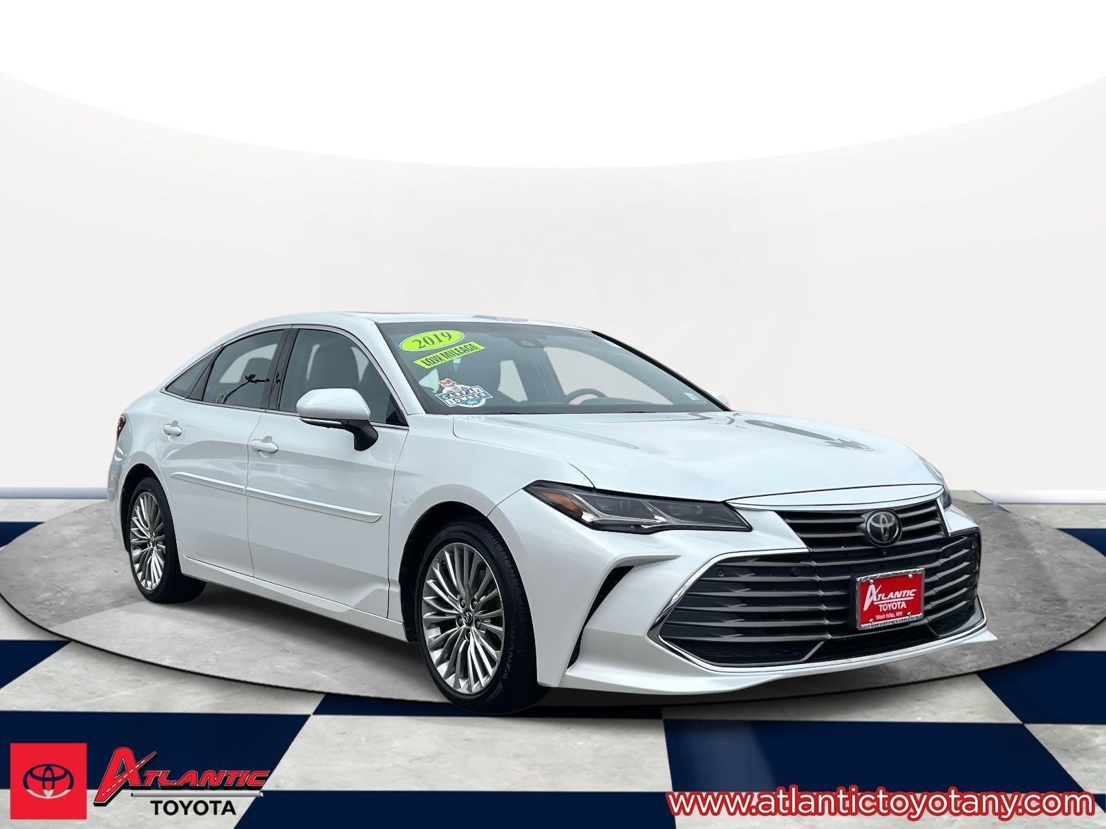 2019 Toyota Avalon Limited's photo
