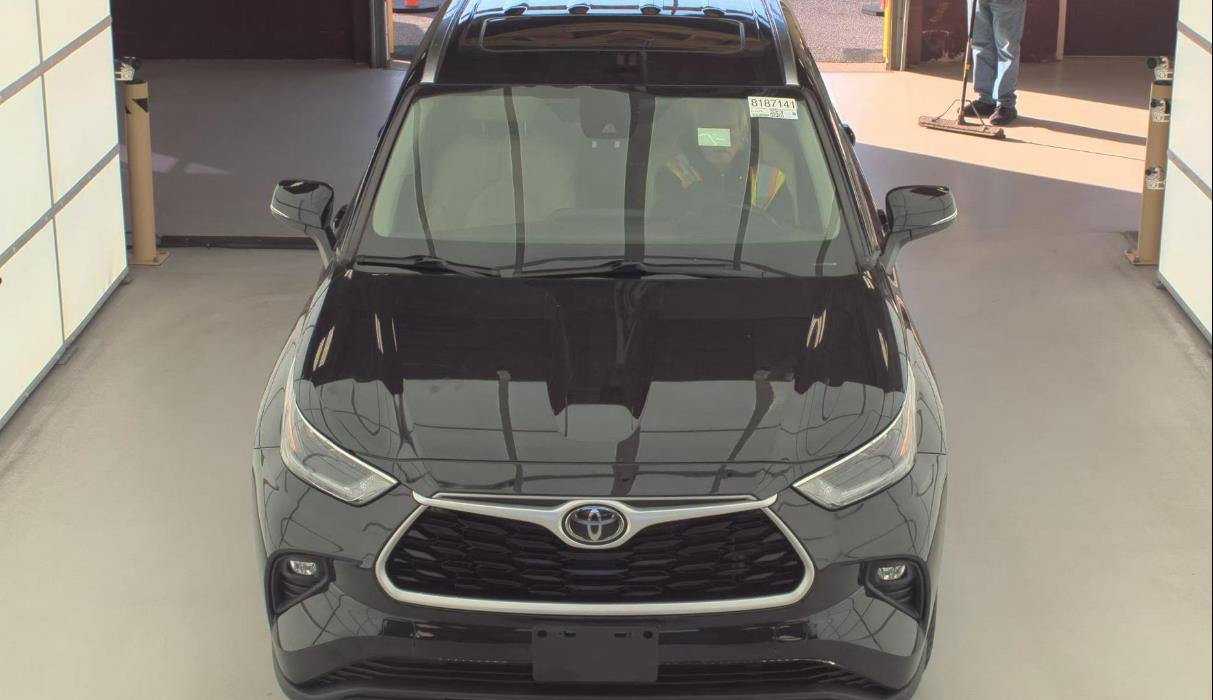 2021 Toyota Highlander XLE photo 2