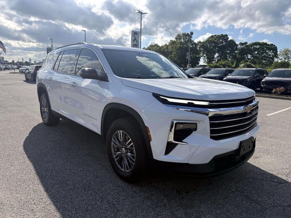Used 2025 Chevrolet Traverse AWD LT SUV