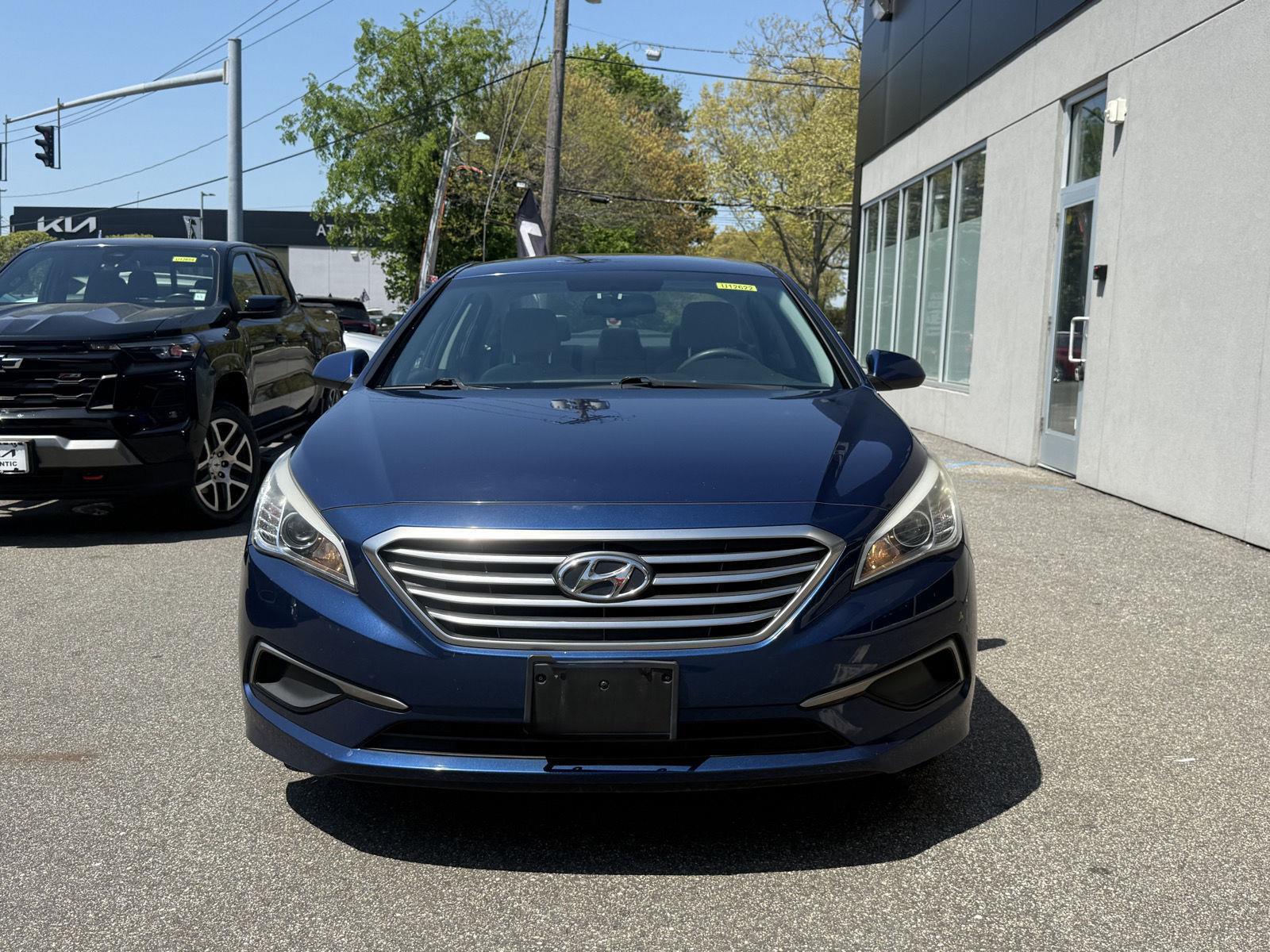 Used 2016 Hyundai Sonata SE with VIN 5NPE24AF2GH303434 for sale in West Islip, NY