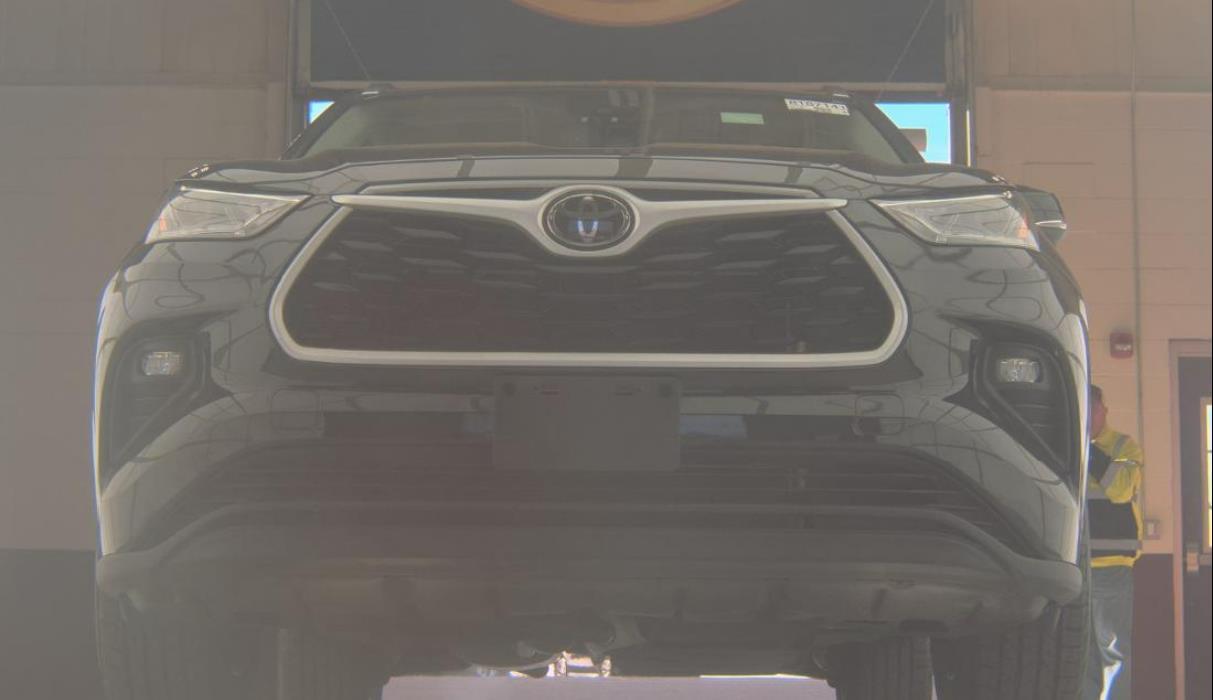 2021 Toyota Highlander XLE photo 3