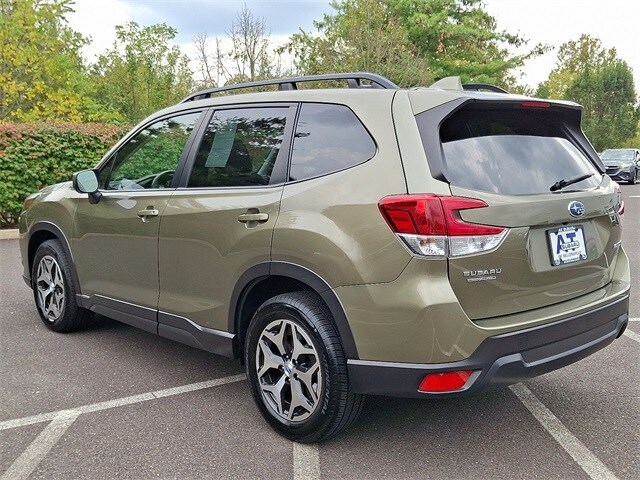 2022 Subaru Forester Premium photo 2