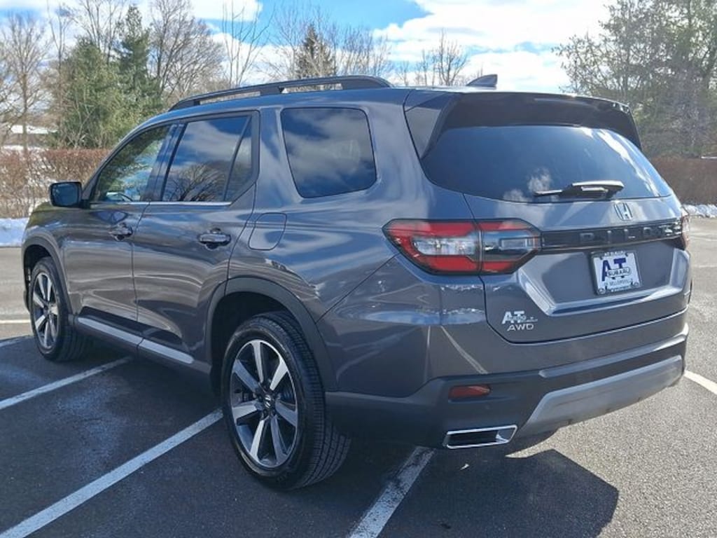 Used 2025 Honda Pilot Touring SUV