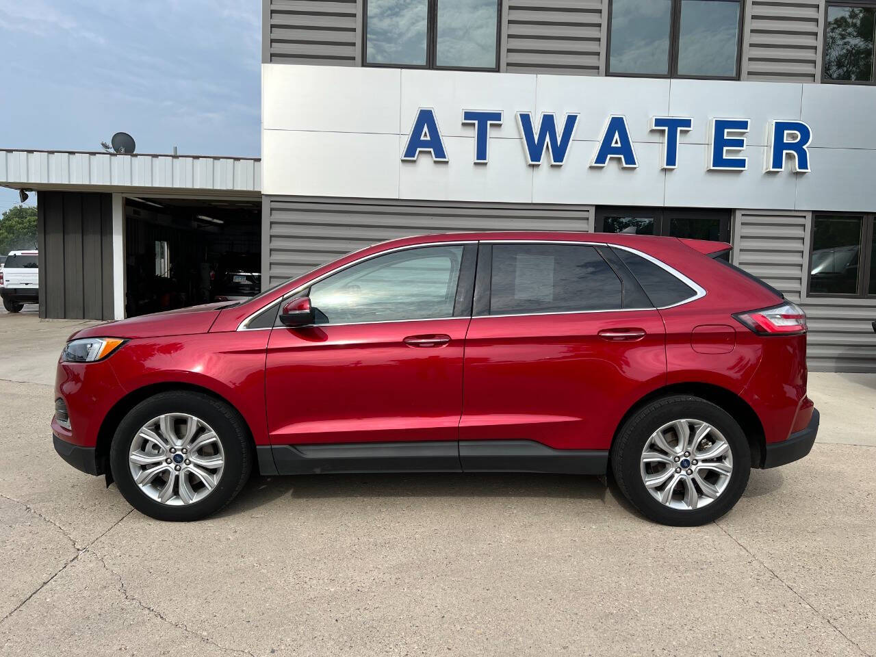 2022 Ford Edge Titanium photo 2