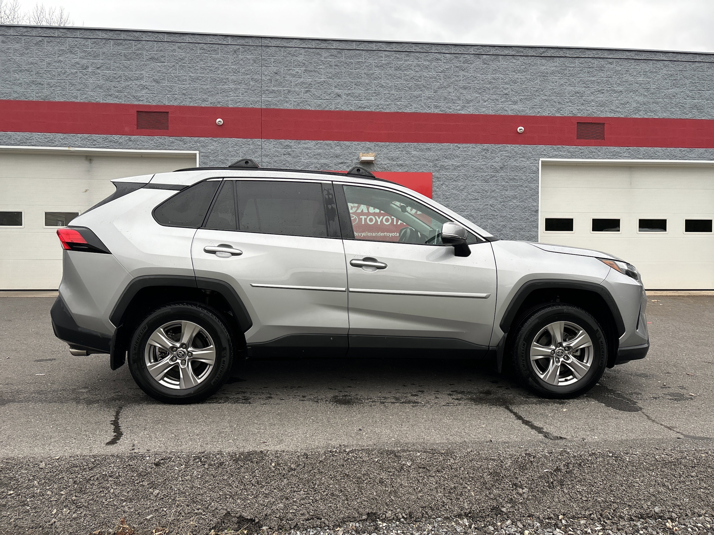 Used 2022 Toyota RAV4 XLE with VIN 2T3P1RFV2NW258803 for sale in Northfield, Minnesota