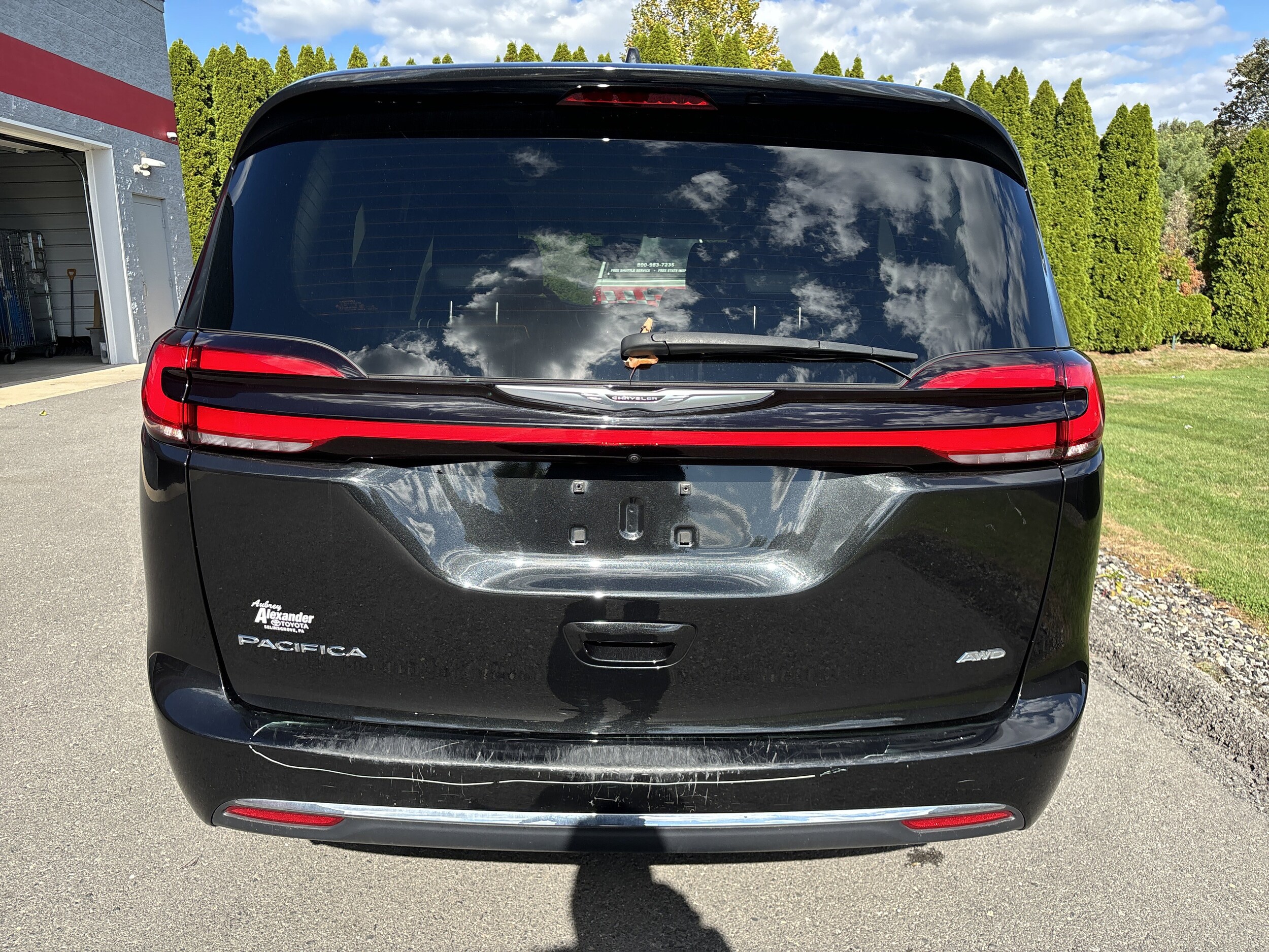 2022 Chrysler Pacifica Touring L photo 2